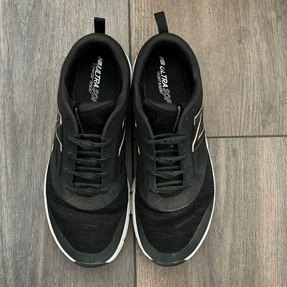 Women’s New Balance no tie EUC